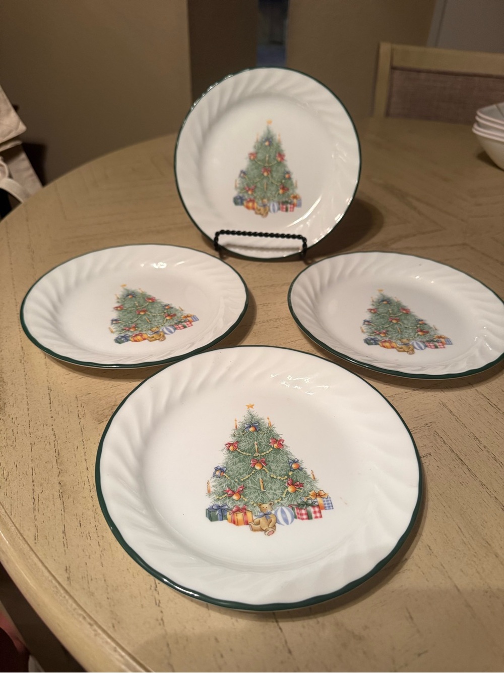 Corelle Set of 4 Christmas Tree Green Rim Round Plates 7 inch